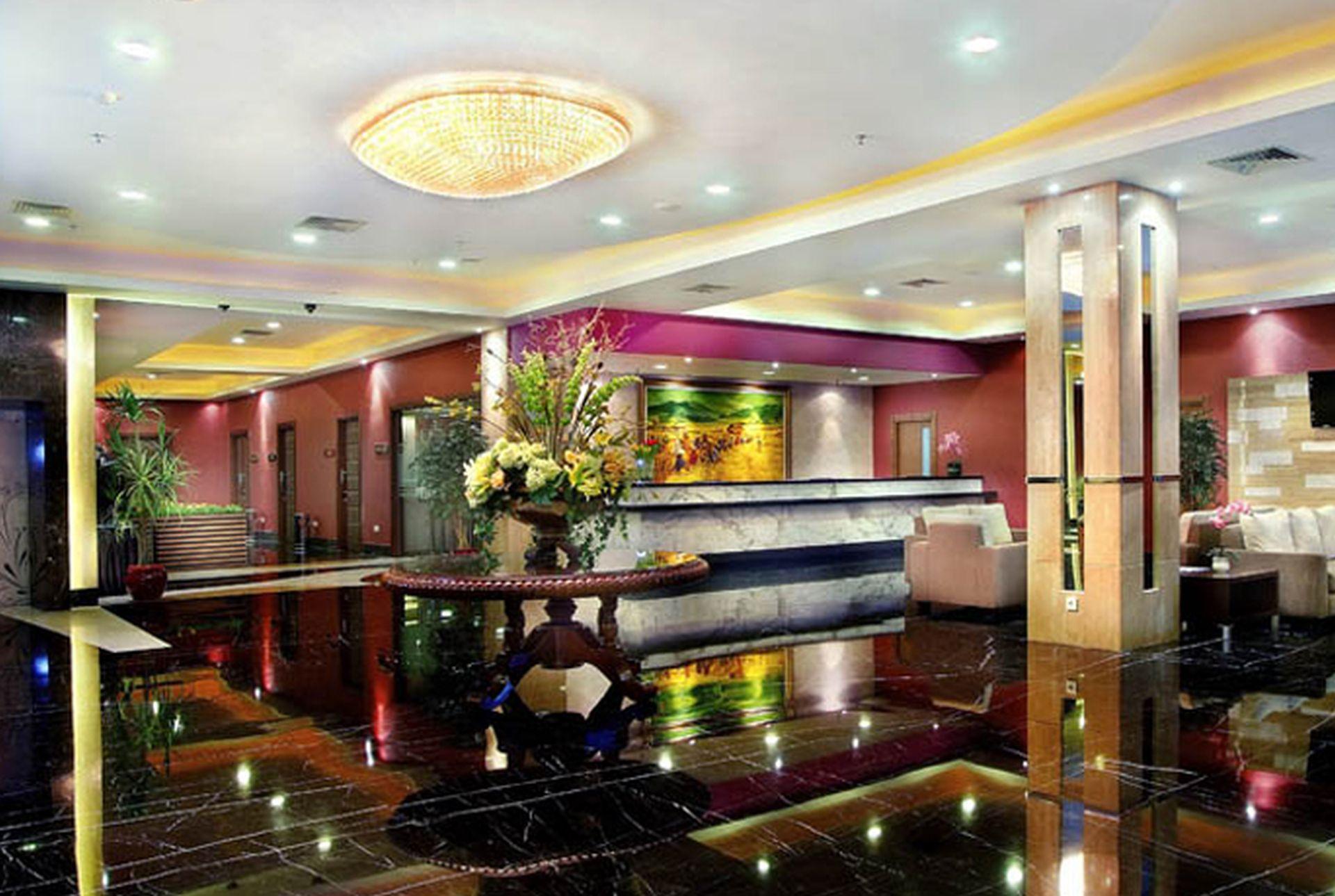 Royal Palm Hotel & Conference Center Cengkareng Yakarta Exterior foto